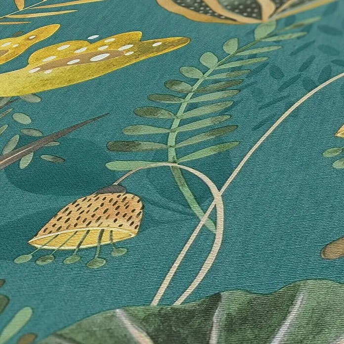 A.S. Création Famous Garden Vliestapete - Petrol-Grün-Gelb, Floral, 10,05 x 0,53 m - Nahaufnahme eines Stoffes mit einem botanischen Muster in Grün- und Gelbtönen. Das Design umfasst Blätter, Blumen und abstrakte Formen, ideal für Heimtextilien.