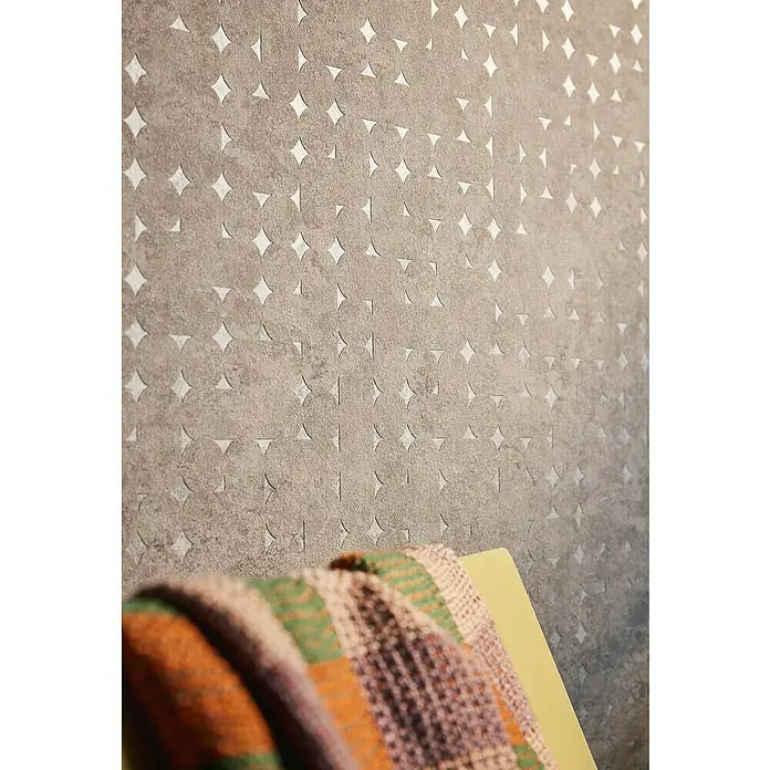 A.S. Création Stories of Life Vliestapete Used-Look - Beige-Braun, Betonoptik, 10,05 x 0,53 m - Nahaufnahme einer Wand mit grauem Zementmuster und dekorativen geometrischen Ausschnitten, die eine moderne Ästhetik erzeugen.