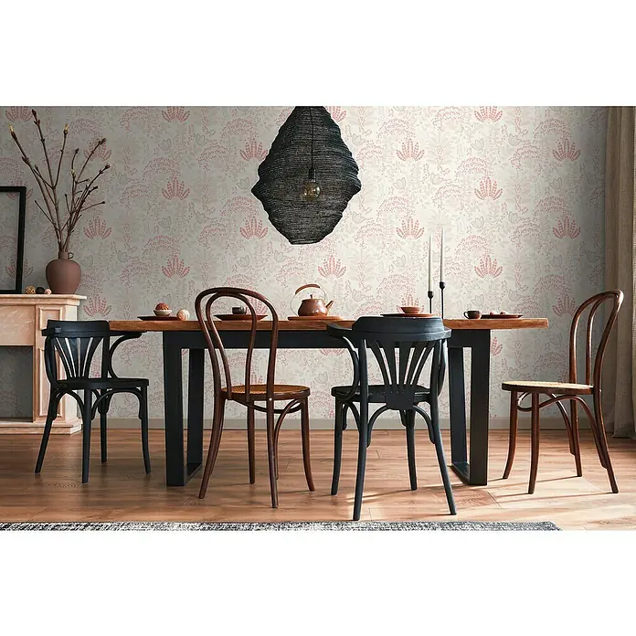 A.S. Création Famous Garden Vliestapete - Weiß-Taupe-Rosa, Floral, 10,05 x 0,53 m - Ein Esstisch mit vier Stühlen unterschiedlichen Designs steht in einem eleganten Raum mit floraler Tapete und stilvoller Hängelampe.