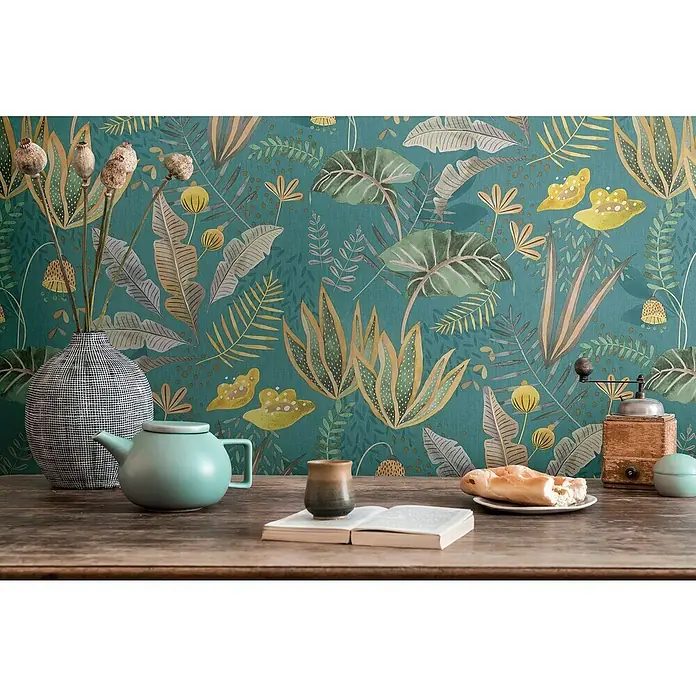 A.S. Création Famous Garden Vliestapete - Petrol-Grün-Gelb, Floral, 10,05 x 0,53 m - Stillleben mit Teekanne, Mühle und Brot vor einem botanischen Hintergrund.