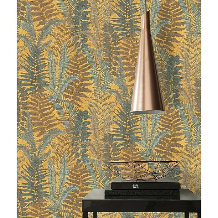 A.S. Création Famous Garden Vliestapete - Gelb-Blau-Braun, Floral, 10,05 x 0,53 m - Nahaufnahme einer stilvollen Pendelleuchte aus Kupfer, die über einem Tisch mit botanischer Tapete hängt.