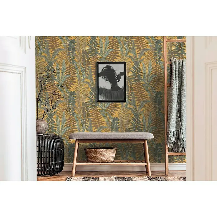 A.S. Création Famous Garden Vliestapete - Gelb-Blau-Braun, Floral, 10,05 x 0,53 m - Einladender Eingangsbereich mit einer Bank, einem kleinen Tisch und einer Leiter, alles vor einer Wand mit Farnmuster-Tapete.