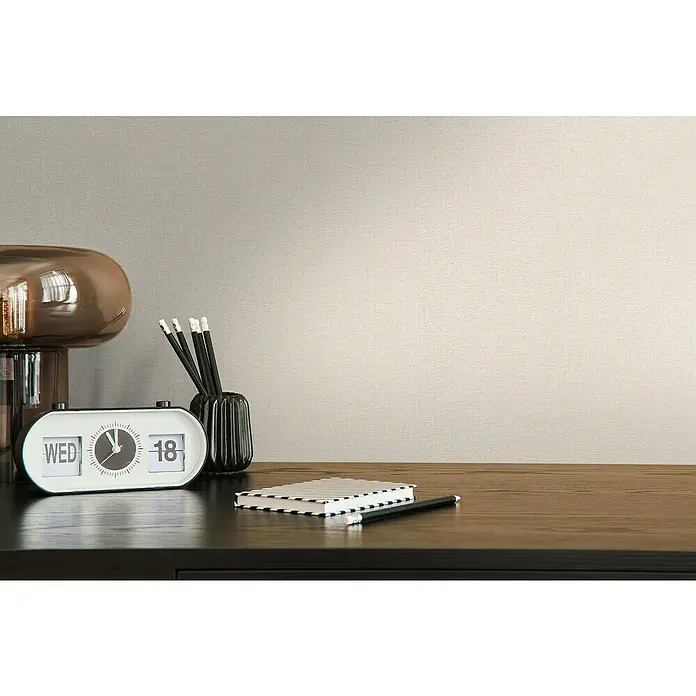 A.S. Création Stories of Life Vliestapete - Sand, Uni, 10,05 x 0,53 m - Nahaufnahme eines Schreibtisches mit einer Retro-Uhr, Stiften und einem Notizblock. Das Design vermittelt eine elegante und funktionale Atmosphäre.