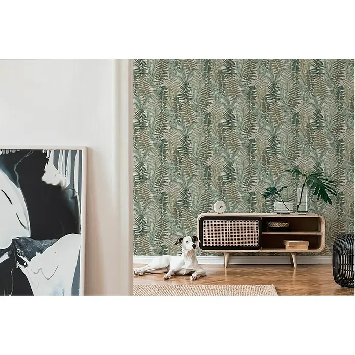 A.S. Création Famous Garden Vliestapete - Beige-Grün-Braun, Floral, 10,05 x 0,53 m - Ein gemütliches Wohnzimmer mit einer Wandtapete mit Farnmuster, einem Holzschrank und einem Hund, der auf dem Boden liegt.