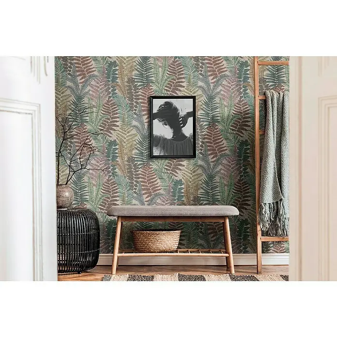 A.S. Création Famous Garden Vliestapete - Bunt-Beige-Grün, Floral, 10,05 x 0,53 m - Einladender Flur mit einer Bank mit grauem Sitzkissen, einem kleinen Tisch und einem Wandbild, alles vor einer detailreichen Blattmuster-Tapete.