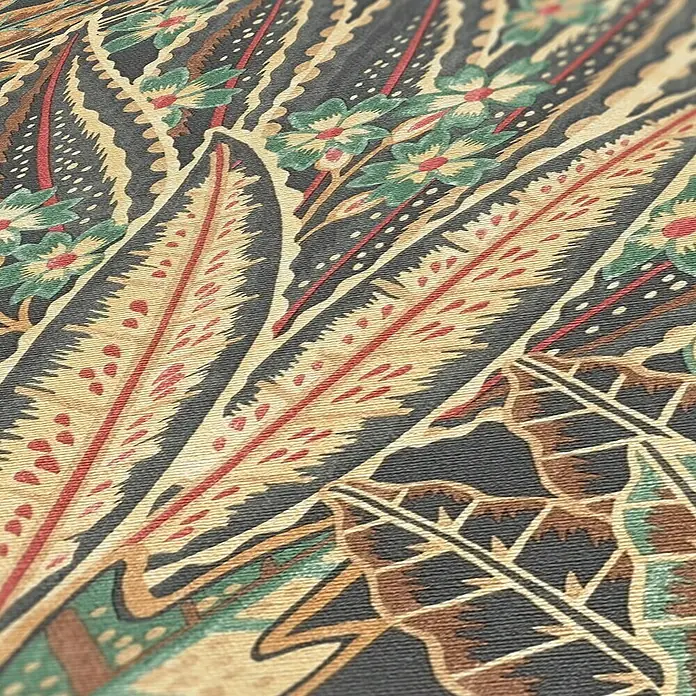 A.S. Création Stories of Life Vliestapete Blumen - Braun-Rot-Schwarz, Floral, 10,05 x 0,53 m - Detailansicht eines Stoffes mit einem auffälligen, klassischen Muster aus Blumen und Federn in Beige, Braun und Grün.