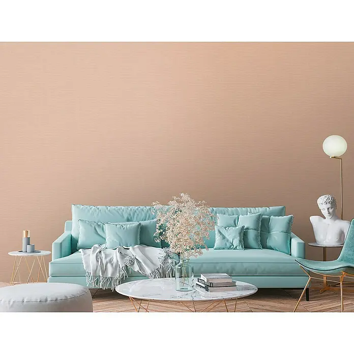 A.S. Création Famous Garden Vliestapete - Rosa, Uni, 10,05 x 0,53 m - Ein stilvolles Wohnzimmer mit einem hellblauen Sofa, einem Marmortisch und dekorativen Elementen wie einer Büste und einer Stehlampe.