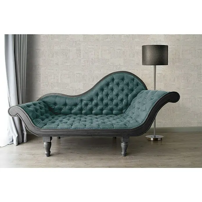 A.S. Création Stories of Life Vliestapete - Silbergrau, Grafisch, 10,05 x 0,53 m - Elegante türkisfarbene Chaiselongue mit Knopfheftung und dunklem Holzrahmen, akzentuiert durch eine Stehlampe und Vorhänge.