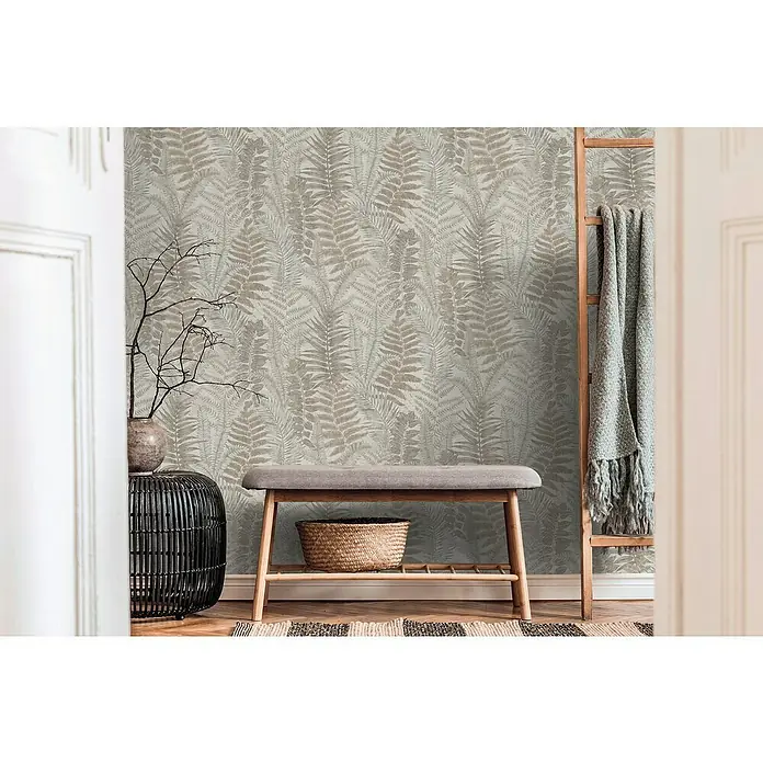 A.S. Création Famous Garden Vliestapete - Grau-Beige-Taupe, Floral, 10,05 x 0,53 m - Elegantes Interieur mit einer Bank, einem Beistelltisch und einer Leiter, die mit einer Decke dekoriert ist, vor einer Wand mit Farnmuster.
