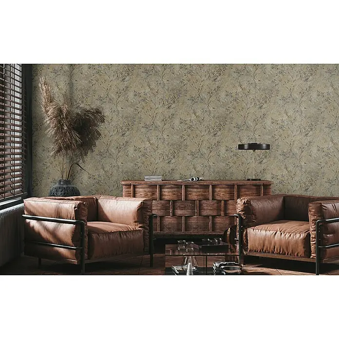 A.S. Création Stories of Life Vliestapete Zweig - Braun-Grau-Gold, Floral, 10,05 x 0,53 m - Nahaufnahme von zwei braunen Ledersesseln mit schwarzen Metallrahmen in einem stilvollen Wohnzimmer mit Holzboden.