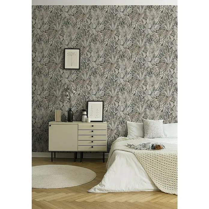 A.S. Création Stories of Life Vliestapete Blumen - Schwarz-Braun-Grau, Floral, 10,05 x 0,53 m - Ein Schlafzimmer mit einem cremefarbenen Nachttisch und floraler Tapete.