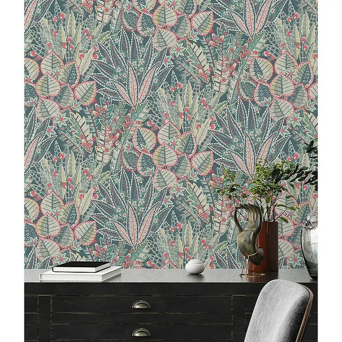 A.S. Création Stories of Life Vliestapete Blumen - Petrolgrün-Rot, Floral, 10,05 x 0,53 m - Nahaufnahme der dekorativen Dschungeltapete mit stilisierten Blättern in auffälligen Farben, die jedem Raum einen Hauch von Natur verleiht.