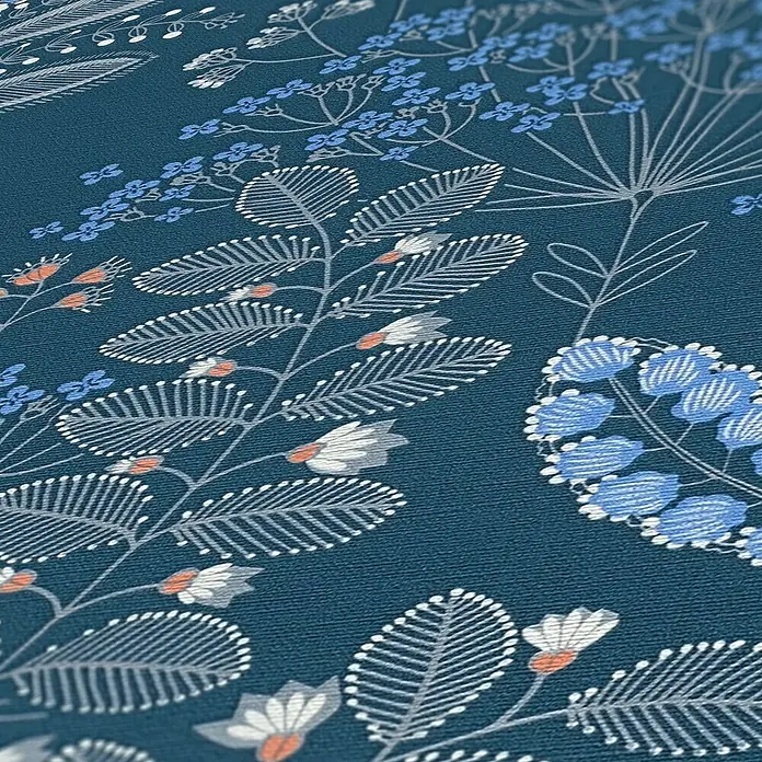A.S. Création Famous Garden Vliestapete - Blau-Weiß-Grau, Floral, 10,05 x 0,53 m - Nahaufnahme eines blauen Hintergrunds mit weißen, orangefarbenen und blauen Blumenmustern, die ein elegantes und natürliches Design zeigen.