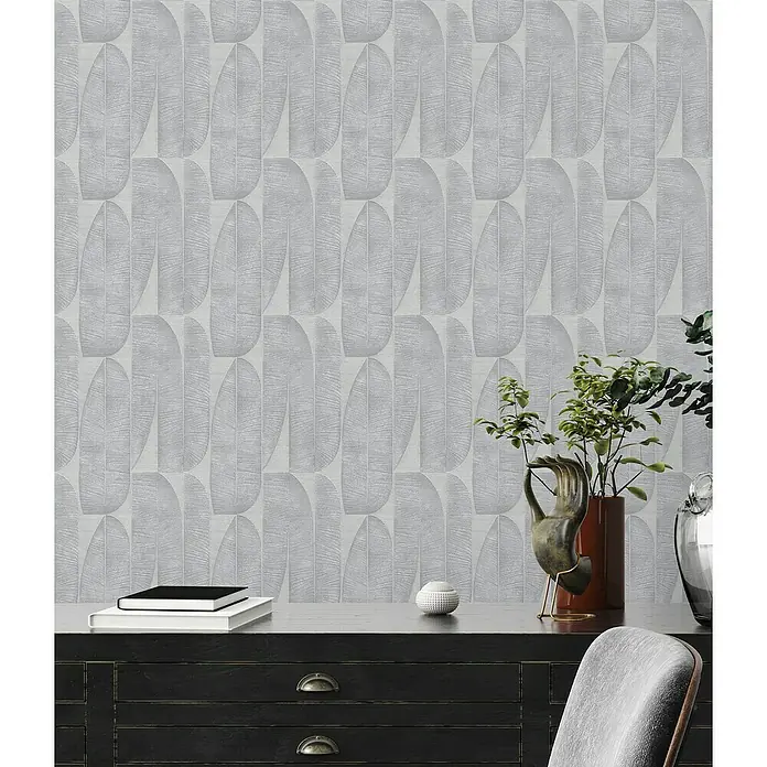 A.S. Création Stories of Life Vliestapete - Helles Braungrau, Floral, 10,05 x 0,53 m - Nahaufnahme einer Wand mit stilvoller Tapete, die ein abstraktes Blattmuster in Grau zeigt und eine moderne Atmosphäre schafft.