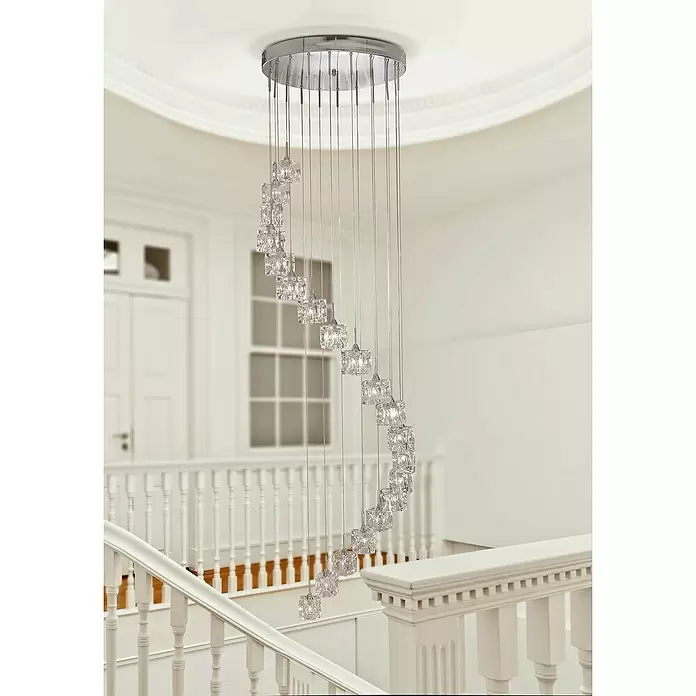 Searchlight Pendelleuchte rund - 3,2 W, Ø x H: 450 mm x 180 cm, Transparent, Chrom - Spiralförmiger Mehrfach-Pendelleuchter mit Chrombasis und quadratischen klaren Kristallschirmen, der ein Treppenhaus beleuchtet.