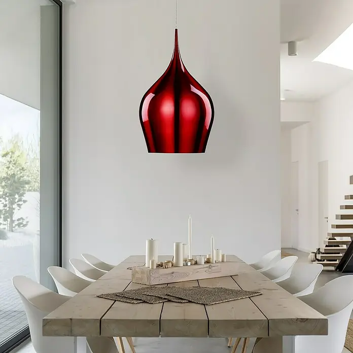 Searchlight Lámpara colgante Vibrant - 60 W, L x An x Al: 26 x 26 x 160 cm, Rojo, E27, 260 mm - Lámpara colgante roja sobre una mesa de comedor con sillas blancas y velas, creando un ambiente moderno y elegante.\n