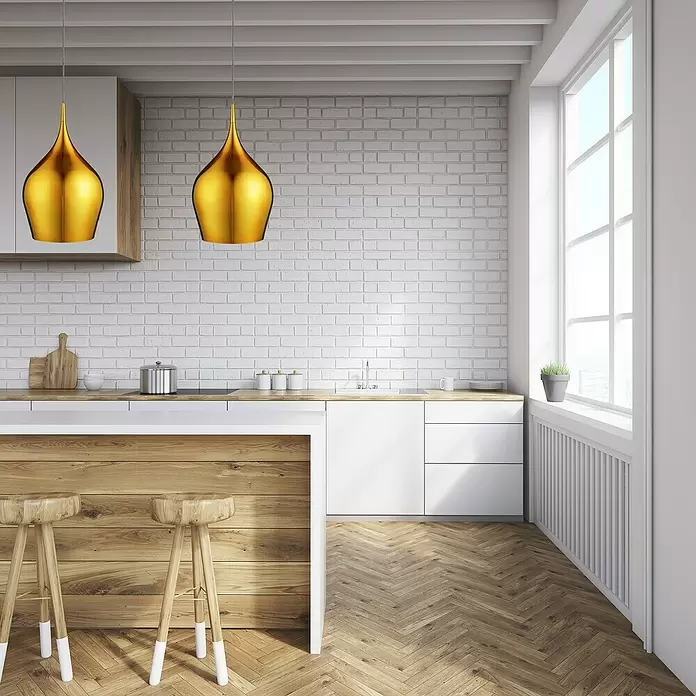 Searchlight Lámpara colgante Vibrant - 60 W, L x An x Al: 26 x 26 x 160 cm, Oro, E27, 260 mm - Cocina moderna con isla de madera, taburetes de bar, gabinetes blancos, lámparas colgantes doradas y pared de ladrillo blanco.