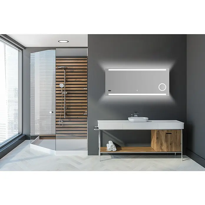 DSK Lichtspiegel Silver Rey - 140 x 60 cm, Silber, Leuchtmittel - Ein modernes Badezimmer mit einem beleuchteten Spiegel über einem Waschtisch und einer begehbaren Dusche.
