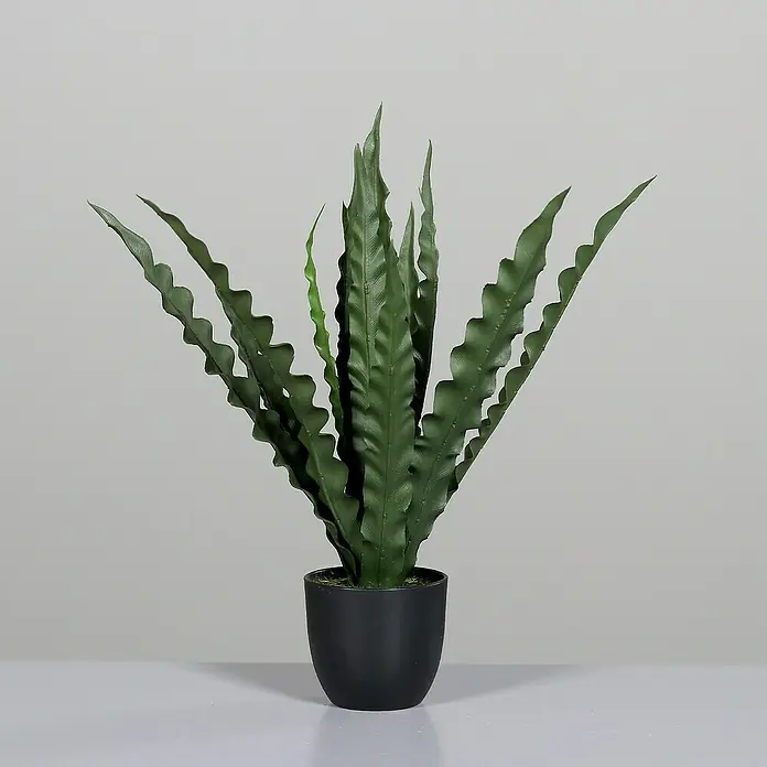 Kunstpflanze Farn - Höhe: 38 cm, Grün, Kunststoff - Nahaufnahme einer künstlichen Pflanze im Topf mit gewellten grünen Blättern vor einem neutralen Hintergrund. Die Pflanze ist elegant und dekorativ.