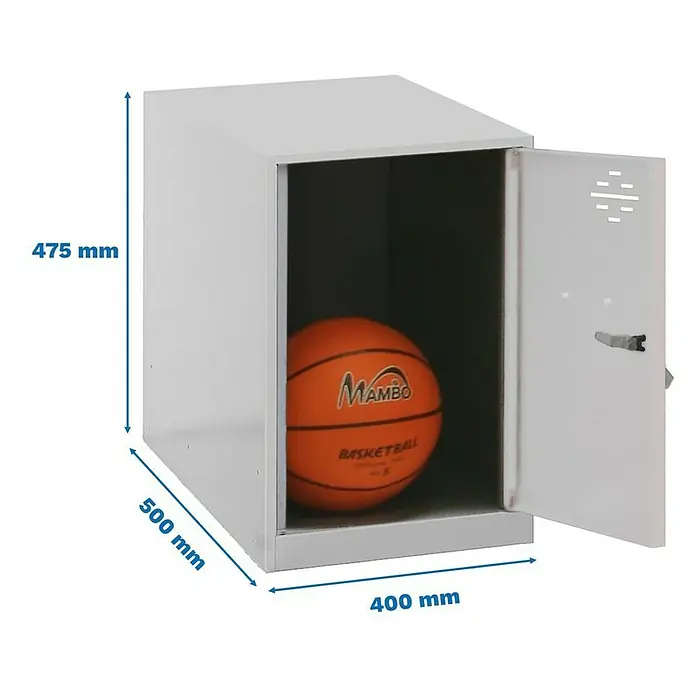 Simonrack Simonlocker Taquilla Mini - L x An x Al: 50 x 40 x 47,5 cm, Número de puertas: 1 ud., Gris/Gris - Imagen de una taquilla metálica individual en gris, con una pelota de baloncesto dentro, de pie sobre una superficie sólida.\n