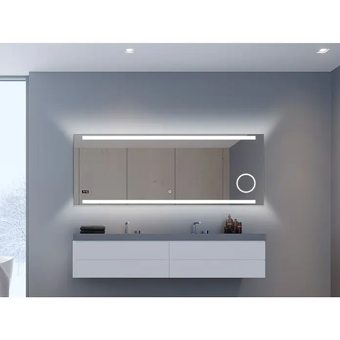 DSK Lichtspiegel Silver Rey - 160 x 60 cm, Silber, Leuchtmittel - Modernes Badezimmer mit einem beleuchteten Spiegelschrank über einem stilvollen Waschtisch.