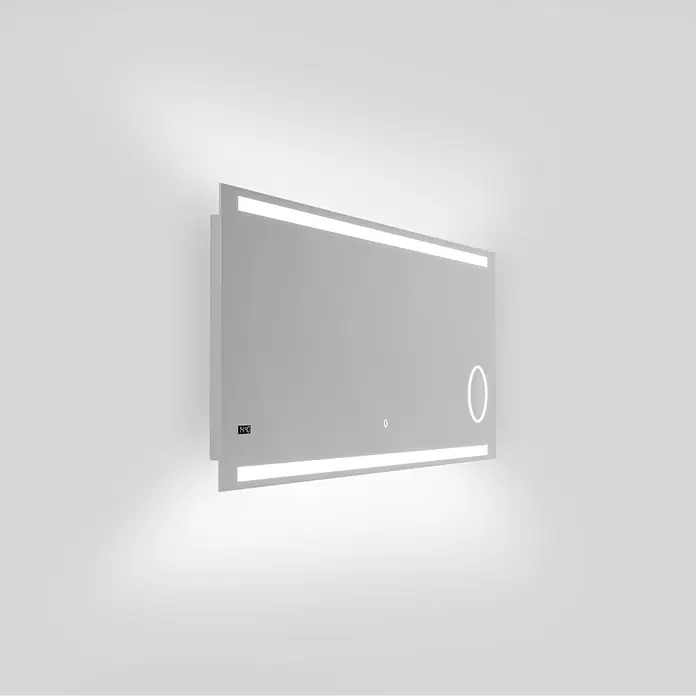 DSK Lichtspiegel Silver Rey - 160 x 60 cm, Silber, Leuchtmittel - Ein beleuchteter Badezimmerspiegel mit digitaler Anzeige hängt an einer weißen Wand und sorgt für ein modernes Ambiente.