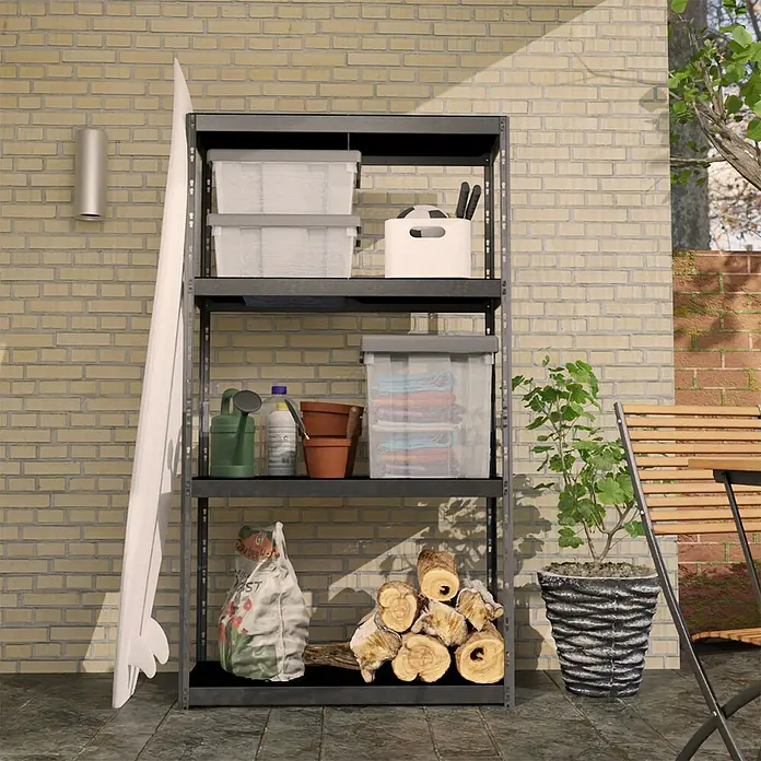 AR Shelving Metallregal Outdoor - H x B x T: 180 x 100 x 38 cm, Traglast pro Boden: 100 kg, Anzahl Böden: 4 Stk., Stecken, Silber - Auf dem Foto ist ein graues Regal mit verschiedenen Gegenständen wie Kisten, Blumentöpfen und einem Sack Erde zu sehen.