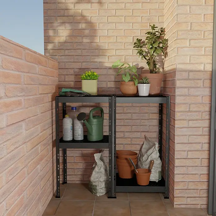 AR Shelving Metallregal Outdoor - H x B x T: 180 x 50 x 38 cm, Traglast pro Boden: 100 kg, Anzahl Böden: 4 Stk., Stecken, Silber - Zwei schwarze Regale stehen mit Pflanzen, Töpfen und Gartengeräten gefüllt auf einem Balkon mit Ziegelwänden.