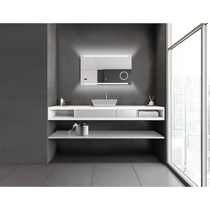 DSK Lichtspiegel Silver Rey - 100 x 60 cm, Leuchtmittel - Badezimmer-Interieur mit rechteckigem Spiegel über Waschbecken und Ablageflächen, modernes Design mit grauem Fliesenhintergrund.