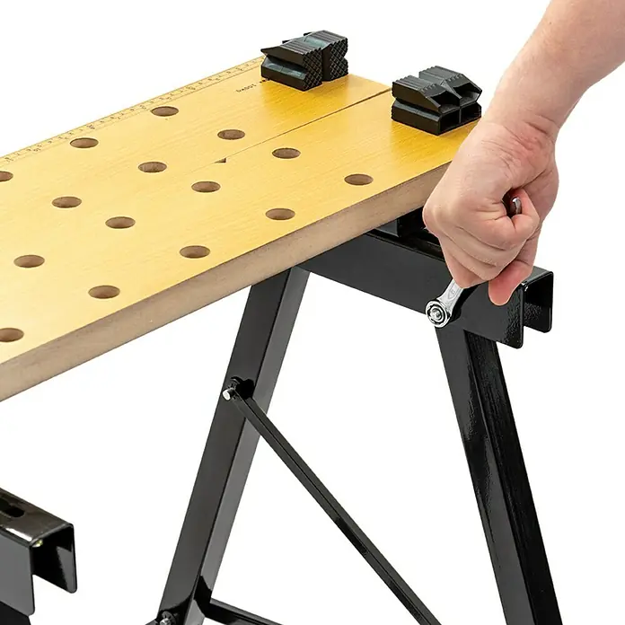 Alpha Tools Ringmaulschlüssel-Satz - 8 -tlg. - Bild einer Werkbank mit schwarzem Metallrahmen und einer hellbraunen Holzplatte mit Löchern und schwarzem Zubehör.