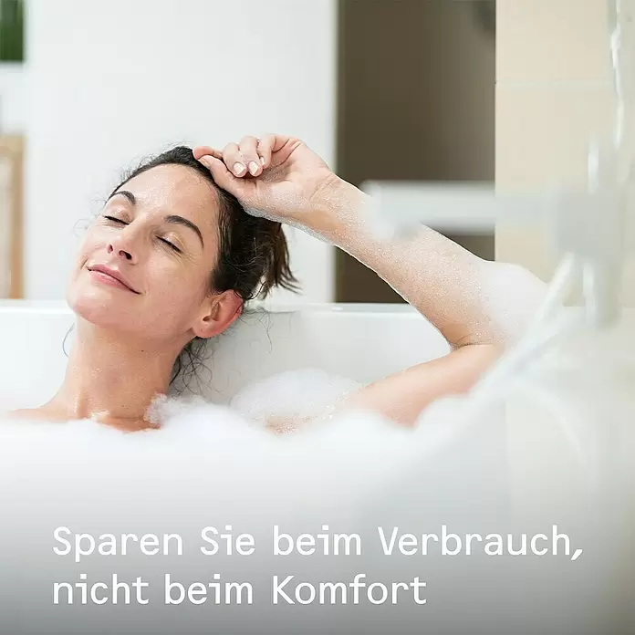 Stiebel Eltron Warmwasserspeicher EW-V 36 Eco - 36 l, Temperaturbereich: 20 °C - 85 °C - Frau entspannt sich genüsslich in einem warmen Schaumbad.