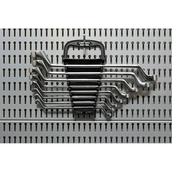 Alpha Tools Doppelringschlüssel-Satz - 8 -tlg. - Satz Ringschlüssel in Halterung an einer Werkzeugwand. Das Werkzeug ist übersichtlich und griffbereit an der Wand platziert.