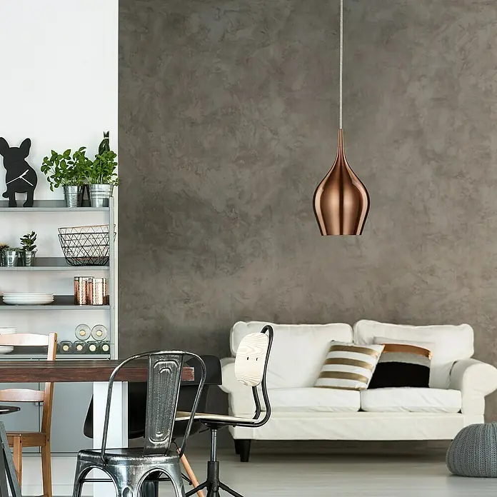 Searchlight Lámpara colgante Vibrant - 40 W, L x An x Al: 12 x 12 x 142 cm, Cobre, E14, 120 mm - Primer plano de una lámpara colgante de cobre moderna que cuelga sobre una elegante sala de estar, con un sofá y pared decorativa.