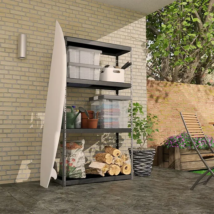 AR Shelving Metallregal Outdoor - H x B x T: 180 x 100 x 38 cm, Traglast pro Boden: 100 kg, Anzahl Böden: 4 Stk., Stecken, Silber - Ein vielseitiges schwarzes Metallregal im Außenbereich, das mit Aufbewahrungsboxen, Gartengeräten, Holz und einer Tasche befüllt ist. Ein Surfbrett steht daneben.