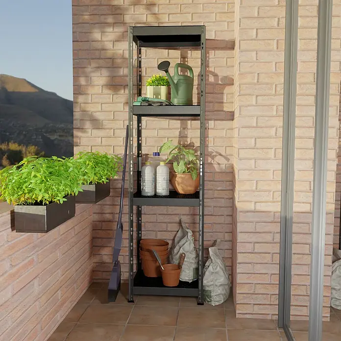 AR Shelving Metallregal Outdoor - H x B x T: 180 x 50 x 38 cm, Traglast pro Boden: 100 kg, Anzahl Böden: 4 Stk., Stecken, Silber - Das Bild zeigt ein Regal mit Gartenzubehör auf einem Balkon, einschließlich Pflanzen, Gießkanne und Werkzeugen.