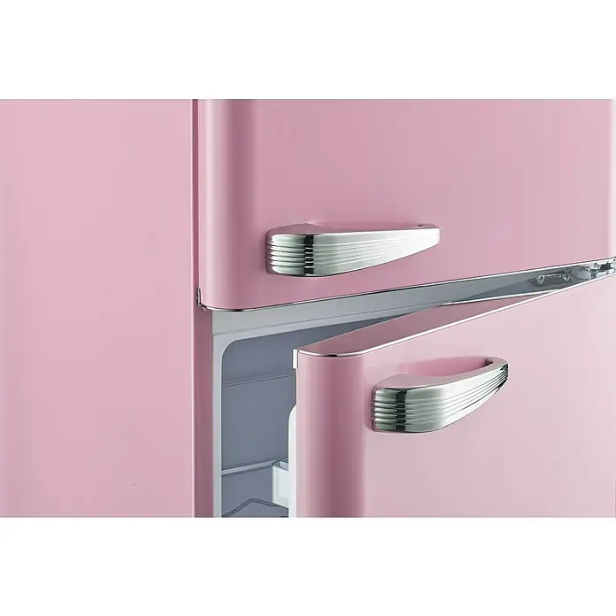 Wolkenstein Kühl-Gefrierkombination - Nutzinhalt Gesamt: 149 l, 62,6 x 54,6 x 177,6 cm, Pink - Nahaufnahme eines rosa Retro-Kühlschranks mit verchromten Griffen, dessen untere Tür leicht geöffnet ist.