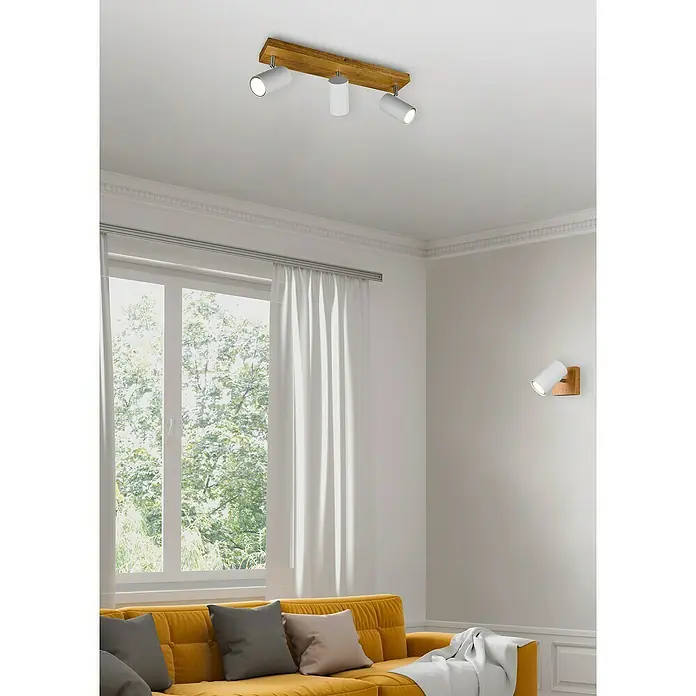 Trio Leuchten Marley Deckenstrahler - 15 W, L x B x H: 12 x 9 x 16 cm, Weiß/Holz, GU10, 1 Stk. - Moderne Deckenleuchte mit drei Strahlern und Holzsockel, ideal für stilvolle Innenräume. Auch eine Wandleuchte ist im Bild zu sehen.
