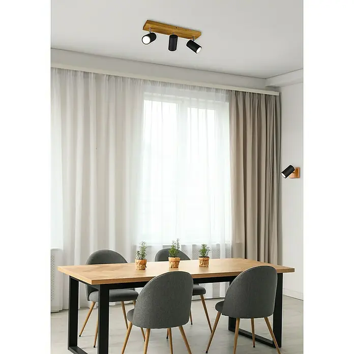 Trio Leuchten Marley Deckenstrahler - 105 W, L x B x H: 9 x 44 x 16 cm, Schwarz, GU10, 3 Stk. - Moderner Essbereich mit einem Holztisch und grauen Stühlen, beleuchtet von einer stilvollen Deckenleuchte und einer Wandlampe.