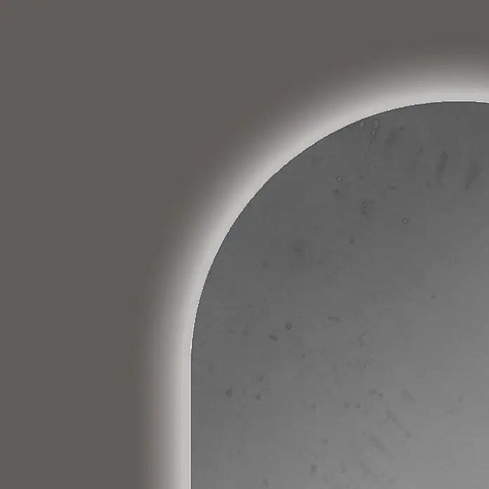 Camargue Lichtspiegel Capsula - 45 x 90 cm, Leuchtmittel - Nahaufnahme einer hellgrauen, abgerundeten Form mit subtilen Texturen und einem leuchtenden Rand, die ein Gefühl von Glätte vermittelt.
