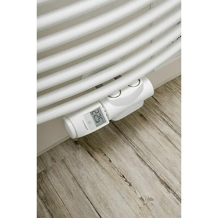 Homematic IP Heizkörper-Thermostat HmIP-eTRV-2 - Ventilanschluss: M30 x 1,5 mm, Batteriebetrieben, 97 x 58 x 71 mm, Weiß, 1 Stk. - Nahaufnahme eines Homematic-Heizkörperthermostats mit einer Temperaturanzeige von 22,5 Grad Celsius an einem Heizkörper.