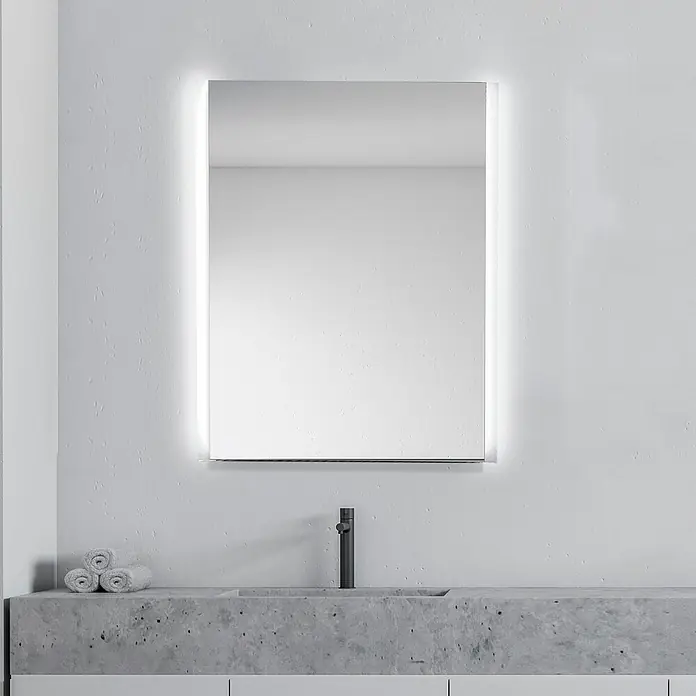Camargue Lichtspiegel Aran80 x 70 cm, Leuchtmittel - Ein rechteckiger, beleuchteter Badezimmerspiegel hängt über einem Waschbecken mit dunklem Wasserhahn und aufgerollten Handtüchern.