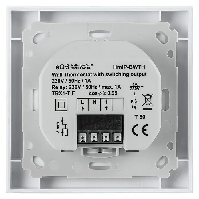 Homematic IP Funk-Raumthermostat HmIP-BWTH - Netzbetrieben, 230 V, 54 x 86 x 86 mm, Weiß - Nahaufnahme eines eQ-3 HmIP-BWTH Wandthermostats mit Schaltfunktion, der technische Details und Anschlüsse zeigt.