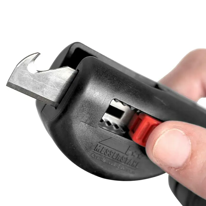 Wiha Abisolierwerkzeug für Rundkabel - Passend für: Abisolierbereich Querschnitt 0,5 - 6,0 mm² - Nahaufnahme eines Messerstahl-Sicherheitsmessers mit rotem Schiebeknopf. Ein scharfes, praktisches Werkzeug für sicheres Schneiden im Alltag.