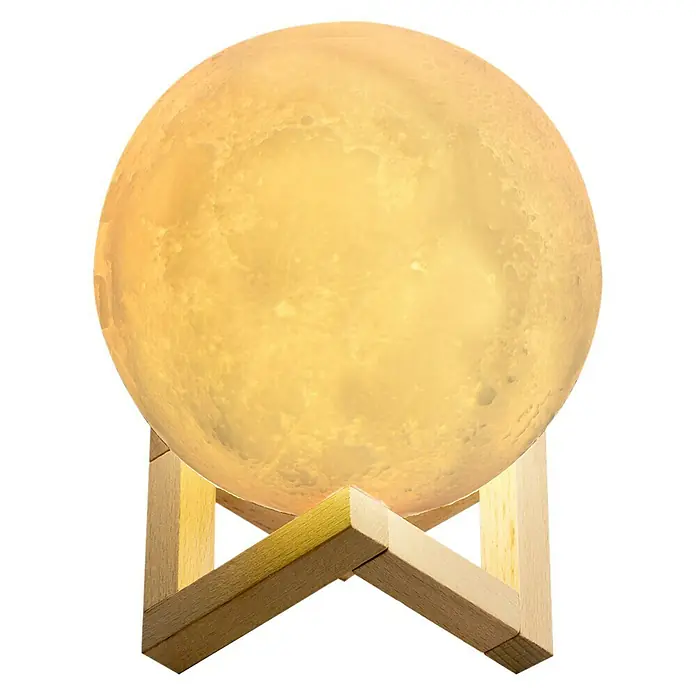 Voltomat Tischleuchte Luna - 15 W, Weiß, RGB - Diese Mondlampe erhellt jeden Raum! Sie steht auf einem Holzsockel und ist ein echter Hingucker. Perfekt als Geschenk geeignet.