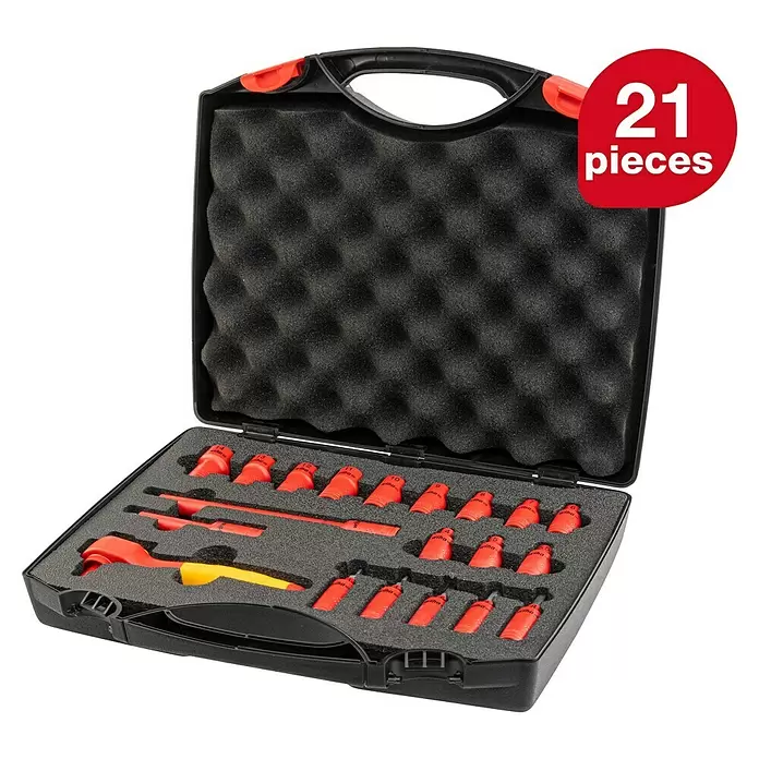 Wiha Steckschlüssel-Set VDE - ½″ Sechskant, 21 -tlg. - Eine offene schwarze Werkzeugkiste mit 21 rot-gelben isolierten Schraubendreher-Bits und einem Griff, übersichtlich in schwarzem Schaumstoff.