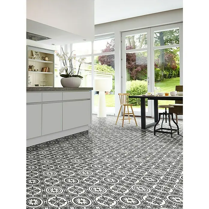 Beauflor PVC-Boden Meterware Plaza - 300 cm, Lagos, Dunkelgrau/Weiß - Stilvolle Küche mit gemustertem Vinylboden, der dem Raum einen Hauch von Eleganz verleiht. Die kontrastreichen Farben machen den Boden zum Blickfang.