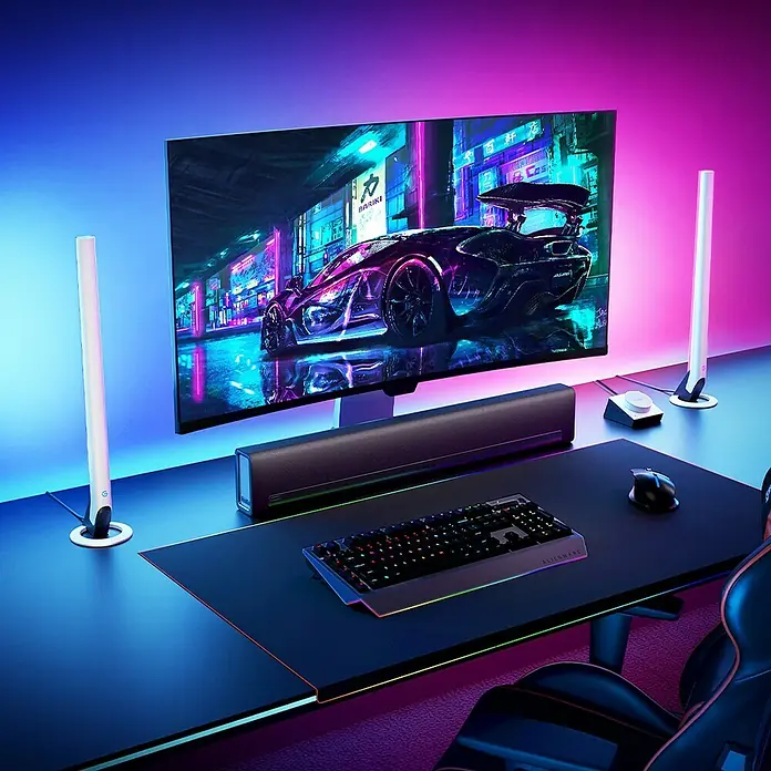 Govee LED-Tischleuchte Gaming Light Bars H6047 - L x B x H: 9 x 19,5 x 44 cm, RGBW - Ein hochmoderner Gaming-Arbeitsplatz mit Alienware-Tastatur, schlankem Monitor und stimmungsvoller RGB-Beleuchtung für ein immersives Spielerlebnis.
