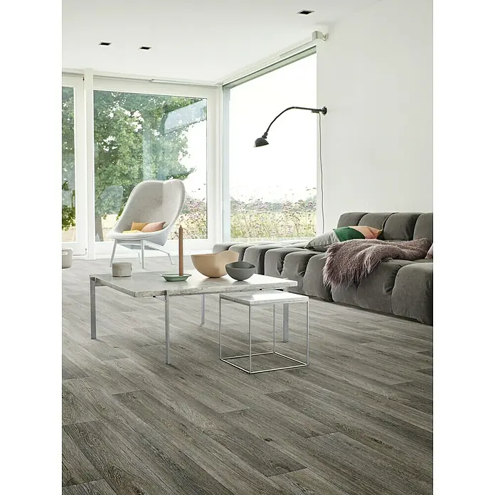 Beauflor PVC-Boden Meterware Novo - 300 cm, Aged Oak, Grau - Graue Holzbodenfliesen mit breitem Dielenmuster verleihen diesem stilvollen Wohnzimmer einen modernen und einladenden Look. Perfekt für ein helles Ambiente.