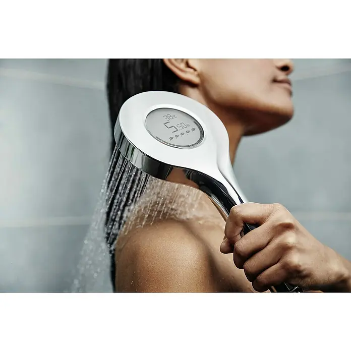 Handbrause - Anzahl Funktionen: 1 Stk., Durchmesser: 12 cm, Chrom/ Grau - Nahaufnahme einer Person, die einen Duschkopf mit digitaler Anzeige hält, auf der Temperatur und Wasserdurchfluss zu sehen sind.