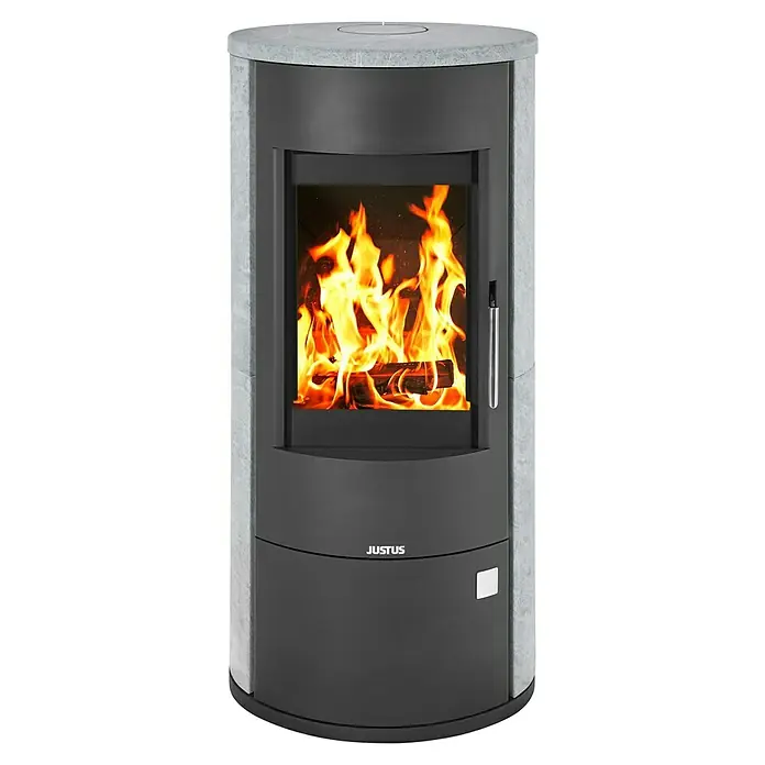 Justus Kaminofen Austin 7 - 7 kW, Raumheizvermögen: 144 m³, Material Verkleidung: Speckstein, Schwarz/Speckstein - Ein Justus Kaminofen mit einem hellen Steindekor und einem lebendigen Feuer im Brennraum sorgt für angenehme Wärme und Gemütlichkeit.